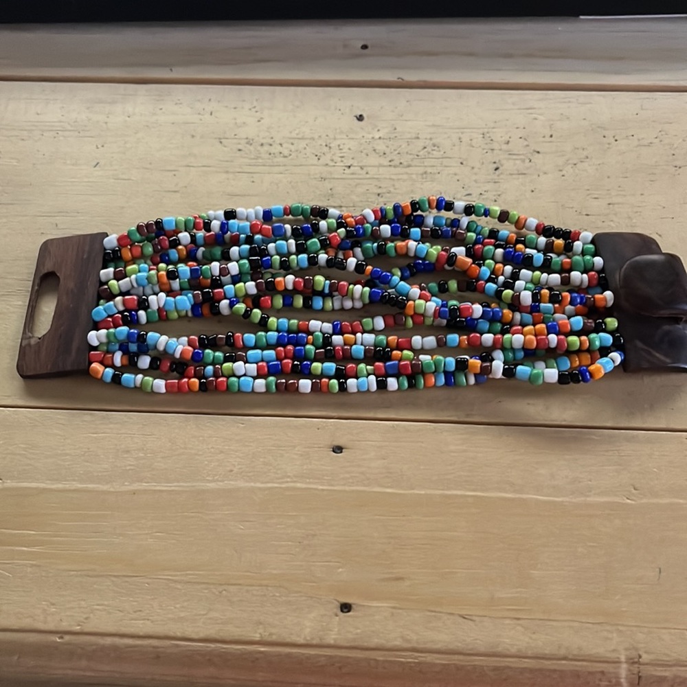 Bead bracelet with wooden closure - Picture 3 of 5